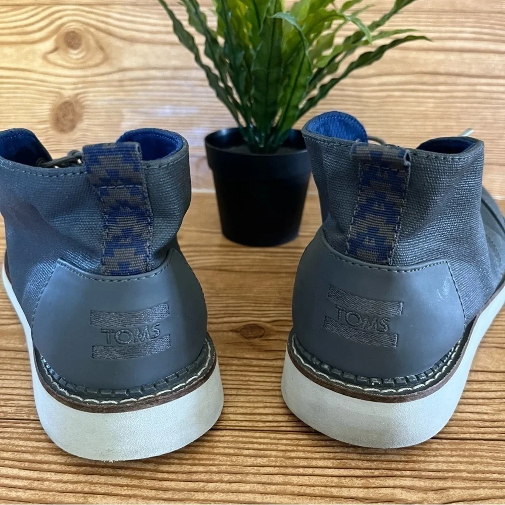 TOMS Gray Fabric Chukka Style Ankle Boot with White Rubber Soles  Mens Size 9